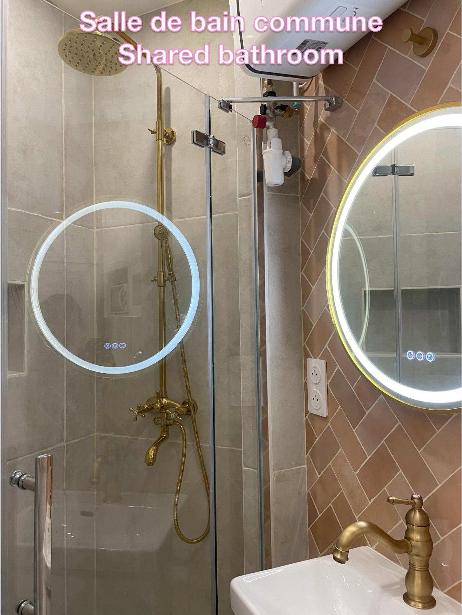 Quarto em Acomodações Particulares Privee, Sdb Partage, Arc De Triomphe, Metro 1, T3b, Rer C E A *